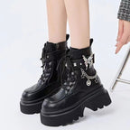 Stiefel mit runder Kappe und Schmetterlingsketten-Akzent