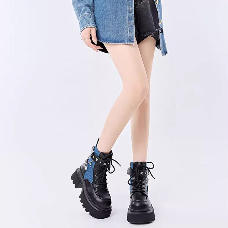 Stiefel mit runder Kappe und Schmetterlingsketten-Akzent