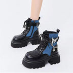 Stiefel mit runder Kappe und Schmetterlingsketten-Akzent