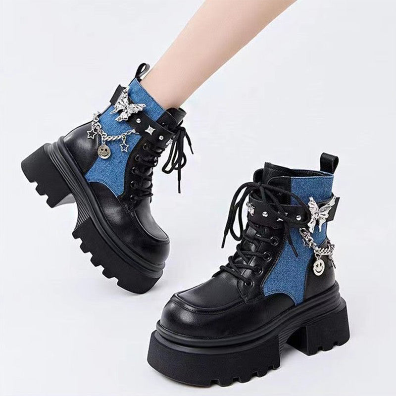 Stiefel mit runder Kappe und Schmetterlingsketten-Akzent