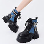Stiefel mit runder Kappe und Schmetterlingsketten-Akzent