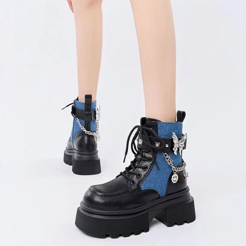 Stiefel mit runder Kappe und Schmetterlingsketten-Akzent