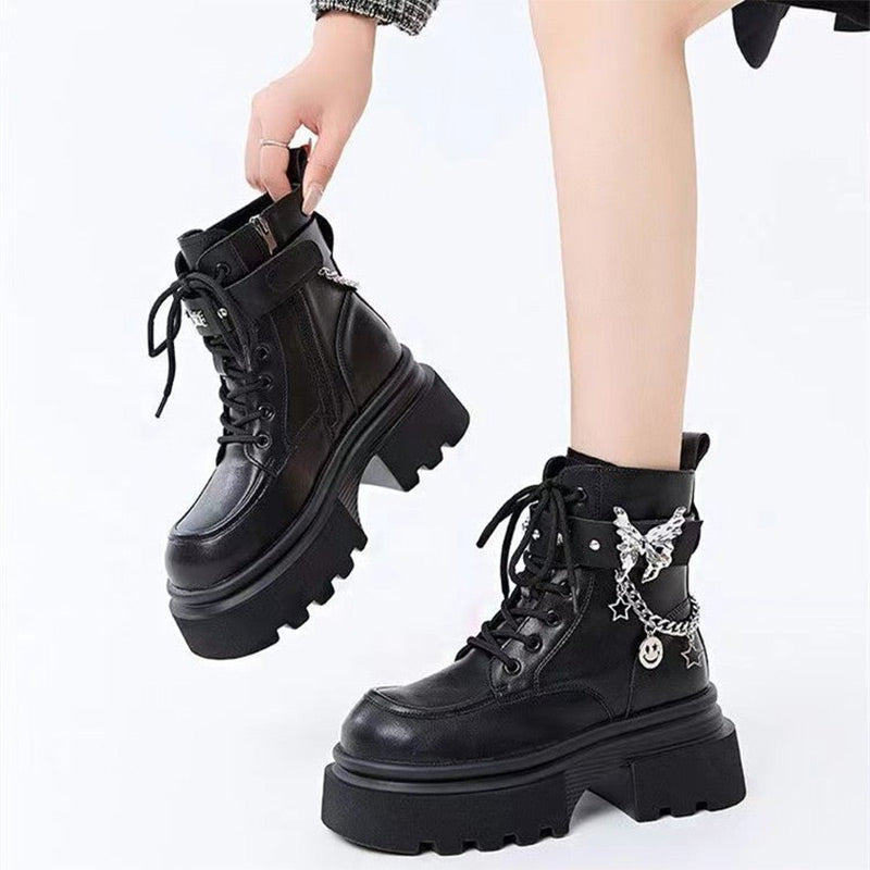 Stiefel mit runder Kappe und Schmetterlingsketten-Akzent