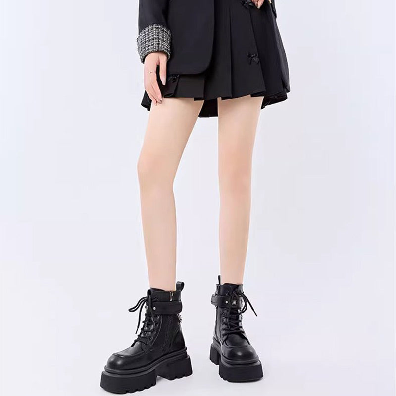 Stiefel mit runder Kappe und Schmetterlingsketten-Akzent