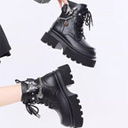 Stiefel mit runder Kappe und Schmetterlingsketten-Akzent