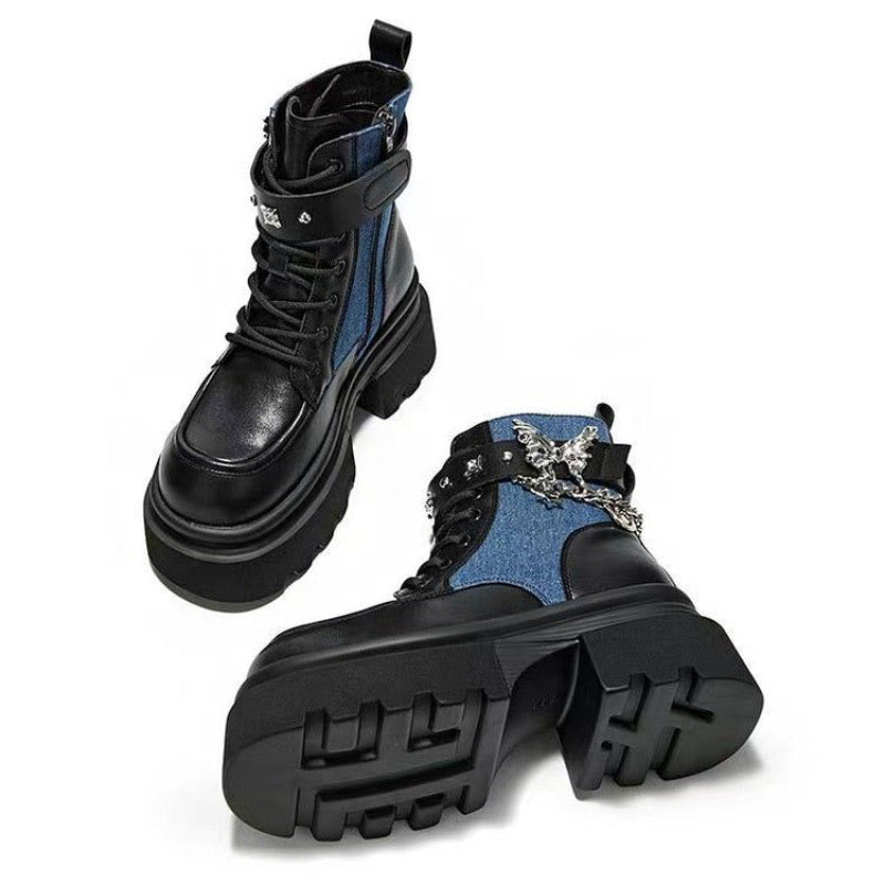 Stiefel mit runder Spitze und Schmetterlingsketten-Akzent