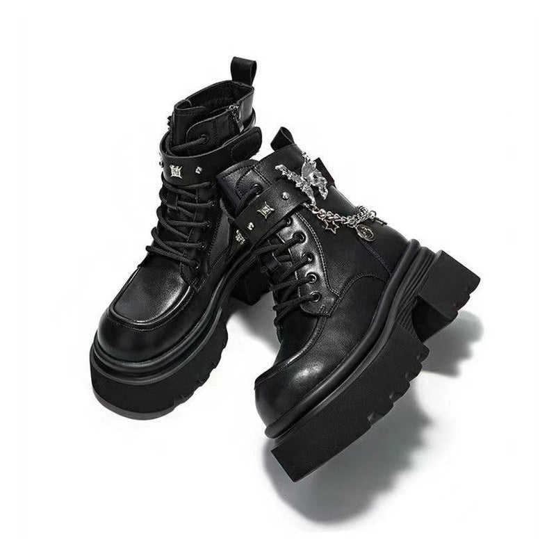 Stiefel mit runder Kappe und Schmetterlingsketten-Akzent