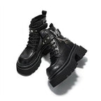 Stiefel mit runder Kappe und Schmetterlingsketten-Akzent